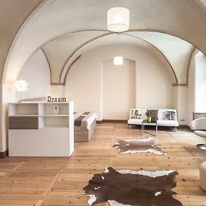 https://royal-boutique-residence.praguehotelsweb.com